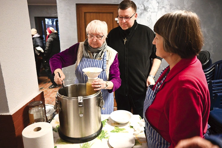 Panie z PZ Caritas dają ubogim nie tylko gorącą strawę, ale też serce, czas i uśmiech. 