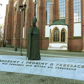  Już 18 listopada przed pomnikiem kard. Bolesława Kominka spotkają się hierarchowie Polski i Niemiec.