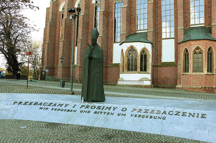  Już 18 listopada przed pomnikiem kard. Bolesława Kominka spotkają się hierarchowie Polski i Niemiec.