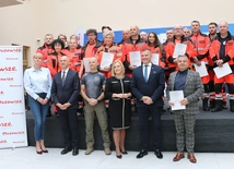 – Cieszę się, że pracownicy Radomskiego Pogotowia Ratunkowego zdobyli umiejętności, które będą mogli wykorzystać w sytuacjach kryzysowych – mówił Rafał Rajkowski, wicemarszałek województwa mazowieckiego (drugi z prawej), podczas wręczania certyfikatów w Kamienicy Deskurów.