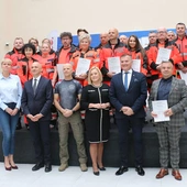 – Cieszę się, że pracownicy Radomskiego Pogotowia Ratunkowego zdobyli umiejętności, które będą mogli wykorzystać w sytuacjach kryzysowych – mówił Rafał Rajkowski, wicemarszałek województwa mazowieckiego (drugi z prawej), podczas wręczania certyfikatów w Kamienicy Deskurów.