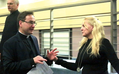 Prof. Anna Drążkowska  i ks. Sebastian Musiał. 