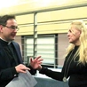 Prof. Anna Drążkowska  i ks. Sebastian Musiał. 