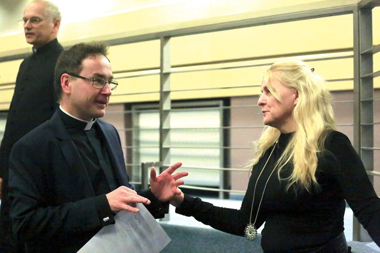 Prof. Anna Drążkowska  i ks. Sebastian Musiał. 