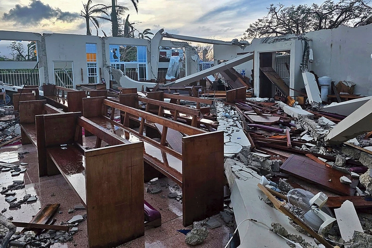 Świątynia w Savanna-La-Mar po nawałnicy. Trzeba ją zbudować od podstaw. 