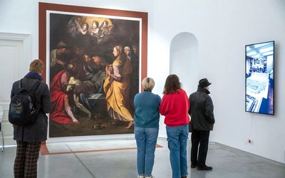 Centralnym punktem ekspozycji jest monumentalne „Złożenie do grobu” autorstwa Camillo Procacciniego. 