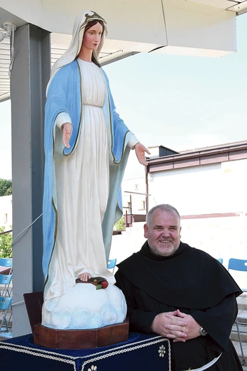 – Chcemy dać wyraz naszej miłości do Matki Bożej, tak jak to robili Boży szaleńcy: Sekretarka Bożego Miłosierdzia i św. Maksymilian Kolbe, który całe życie poświęcił Niepokalanej. Widział, jak Ona w czasie nowenny przed 8 grudnia obsypywała ludzi wieloma łaskami – przypomina o. Mirosław Kopczewski.