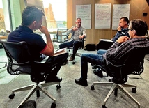 Jeśli ktoś ma ochotę poznać innych ojców, którzy rozwijają swoje umiejętności wychowawcze, może dołączyć do Wrocławskiego Klubu Ojca.