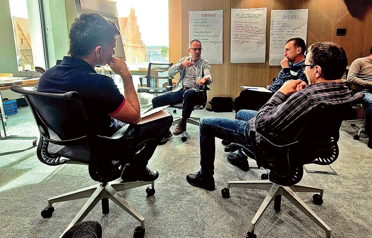 Jeśli ktoś ma ochotę poznać innych ojców, którzy rozwijają swoje umiejętności wychowawcze, może dołączyć do Wrocławskiego Klubu Ojca.