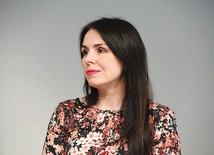 Weronika Kostrzewa poprowadzi panel „Dlaczego wiara nie przechodzi dalej? Rodzice wierzący – dzieci obojętne. Dziadkowie modlący się – wnuki poza Kościołem. Jak budować mosty międzypokoleniowe w Kościele i w przekazie wiary? Jak rozmawiać z osobami poszukującymi, wątpiącymi i w kryzysie wiary”.  