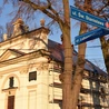 To nie przypadek, że kościół znajduje się przy skrzyżowaniu dwóch ulic – św. Stanisława i Lubomirskiego. 