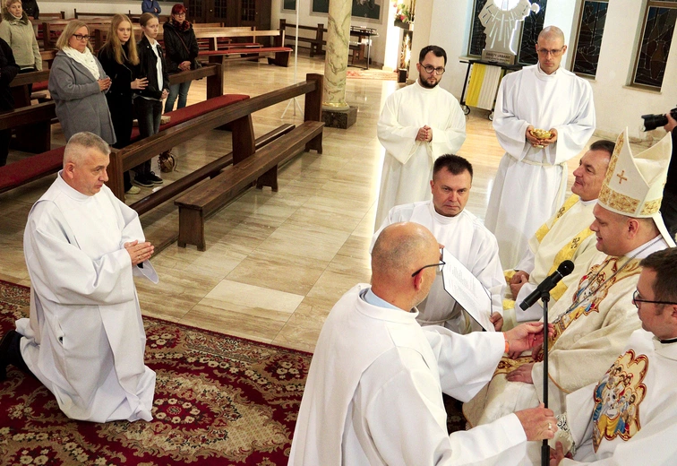 Diakon stały przyjmuje święcenia nie dla kapłaństwa, ale dla posługi. Jest to osoba obdarowana szczególnym darem powołania do służby w Kościele. Odkrywa on misję Chrystusa Sługi. Są to diakonie liturgii, słowa i miłości. Poprzez liturgię diakon troszczy się o to, aby była ona częścią jego życia. Udziela sakramentu chrztu, asystuje biskupowi i prezbiterowi w czasie Mszy, asystuje przy zawieraniu sakramentu małżeństwa, udziela Komunii chorym, przewodniczy obrzędom pogrzebu. Może to być duża pomoc w parafii. …