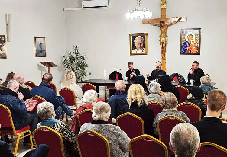 Spotkania odbywają się w Centrum Formacyjnym im. ks. bp. Antoniego Stankiewicza i poprzedza je Msza św. z liturgią godzin w katedrze.