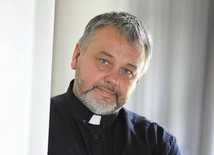 Ks. Mirosław Tosza: Ubóstwo zaprasza nas do relacji. Tym, co je zabija, jest poczucie sytości, tego, że nie potrzebujemy się nawzajem