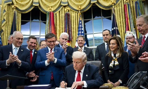 Donald Trump podpisuje