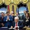 Donald Trump podpisuje