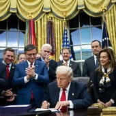 Donald Trump podpisuje