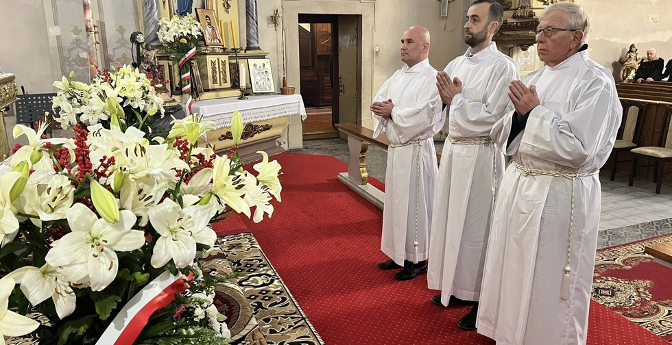 Nadzwyczajni Szafarze Komunii Świętej w czasie obrzędu ustanowienia.