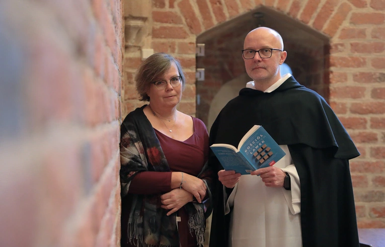 „Między samotnością a wspólnotą”. Zapraszamy na spotkanie z autorami książki „Kościół ostatnich ławek”