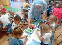 W ochronce sióstr służebniczek