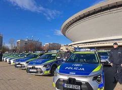 Katowice. 72 nowe radiowozy dla śląskiej policji. Hybrydowa flota wyjedzie na ulice miast regionu