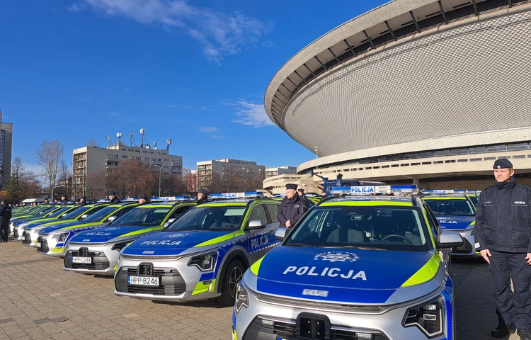 Katowice. 72 nowe radiowozy dla śląskiej policji. Hybrydowa flota wyjedzie na ulice miast regionu