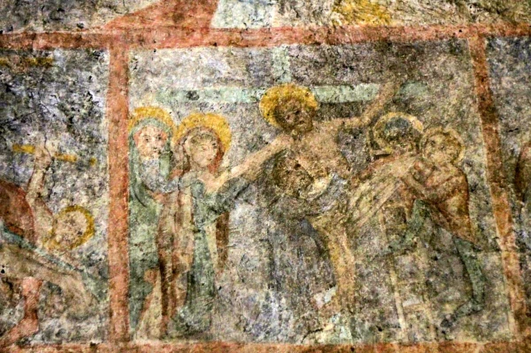 Średniowieczne freski w kaplicy w Jasionej