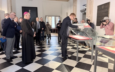 Trochę inny tytuł i pierwszy akapit jest inny - w Katowicach zaprezentowano rękopis listu biskupów polskich do biskupów niemieckich