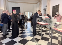 Trochę inny tytuł i pierwszy akapit jest inny - w Katowicach zaprezentowano rękopis listu biskupów polskich do biskupów niemieckich