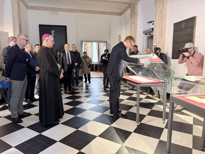 Trochę inny tytuł i pierwszy akapit jest inny - w Katowicach zaprezentowano rękopis listu biskupów polskich do biskupów niemieckich