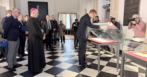 Trochę inny tytuł i pierwszy akapit jest inny - w Katowicach zaprezentowano rękopis listu biskupów polskich do biskupów niemieckich