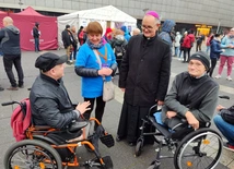 Katowice. 9. Światowy Dzień Ubogich przy Galerii Katowickiej