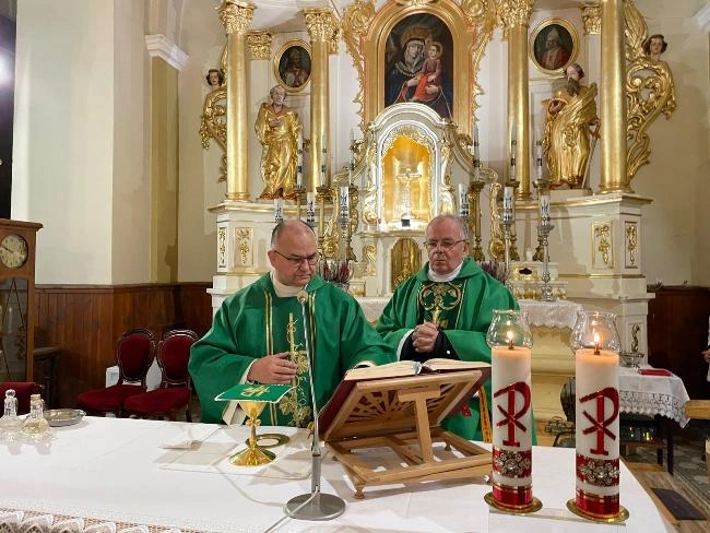 Mszę św. w kościele parafialnym celebrowali ks. Stanisław Piekielnik i ks. Zbigniew Niemirski.