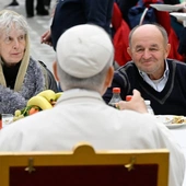 Leon XIV spotkał się na obiedzie z ubogimi