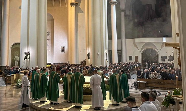 Abp Andrzej Przybylski: Bóg kocha nie za coś, ale z czystej miłości. Spróbujcie tę miłość przyjąć