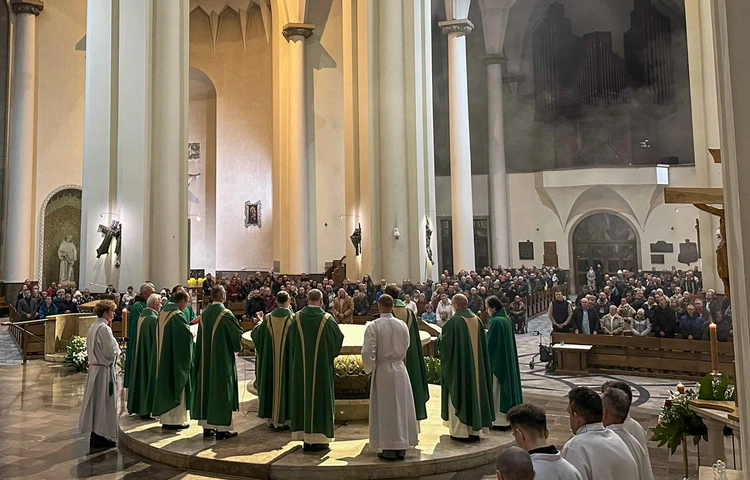 Abp Andrzej Przybylski: Bóg kocha nie za coś, ale z czystej miłości. Spróbujcie tę miłość przyjąć