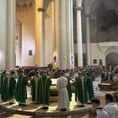 Abp Andrzej Przybylski: Bóg kocha nie za coś, ale z czystej miłości. Spróbujcie tę miłość przyjąć