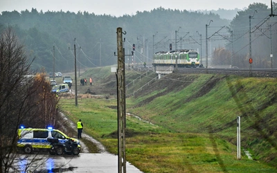  Działania służb przy zniszczonym fragmencie torowiska na trasie Dęblin-Warszawa przy stacji kolejowej w okolicy miejscowości Mika