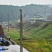  Działania służb przy zniszczonym fragmencie torowiska na trasie Dęblin-Warszawa przy stacji kolejowej w okolicy miejscowości Mika