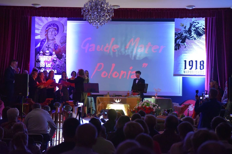 Śpiewanie i koronacja w Ołpinach