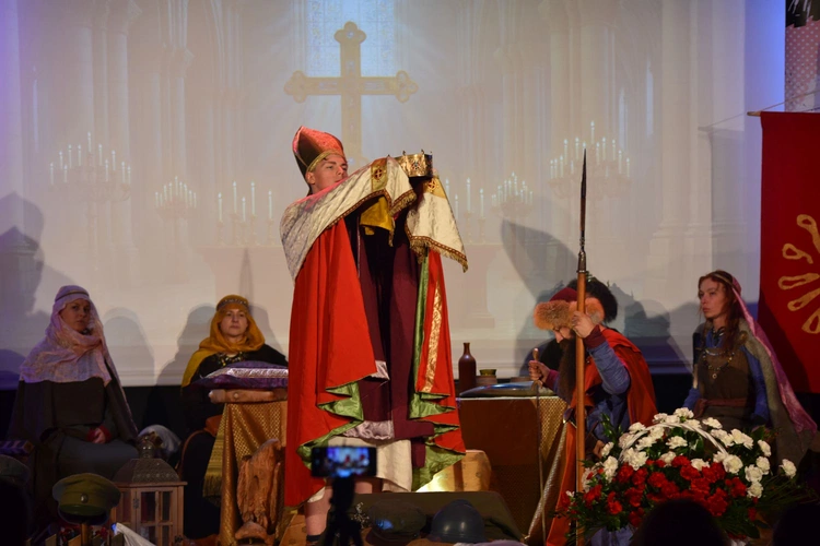 Śpiewanie i koronacja w Ołpinach