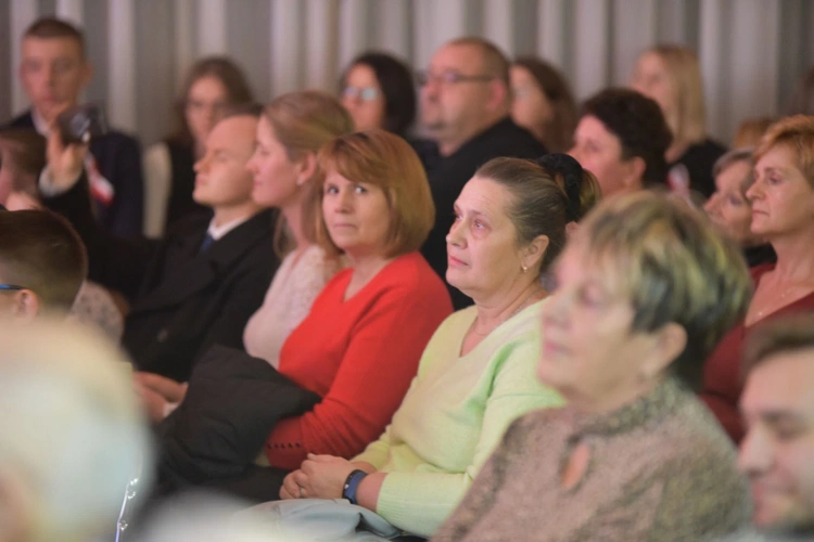 Śpiewanie i koronacja w Ołpinach