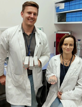 Prof. Monika Kasina i mgr Adam Wierzbicki z Instytutu Nauk Geologicznych UJ