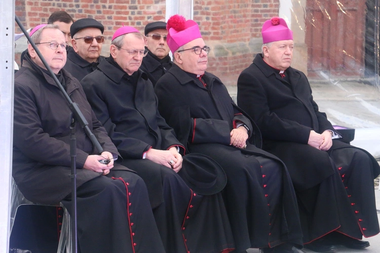 60. rocznica orędzia biskupów polskich do niemieckich. Uroczystości pod pomnikiem kard. Kominka