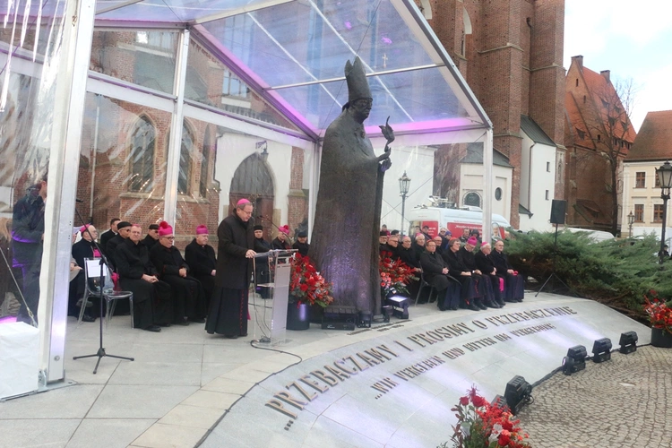 60. rocznica orędzia biskupów polskich do niemieckich. Uroczystości pod pomnikiem kard. Kominka