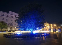 Plac Litewski w czerwieni i błękicie