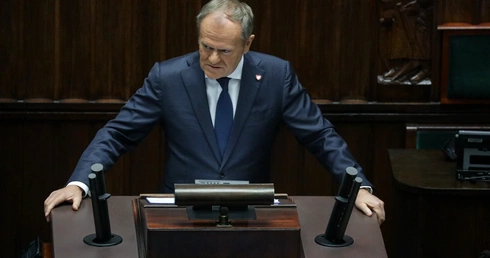Premier Tusk: Za akt dywersji na kolei odpowiada dwóch Ukraińców działających z Rosją