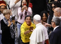 Leon XIV podczas spotkania z ubogimi