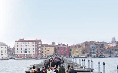 Cmentarz na wyspie, przejście po wodzie. W Wenecji mają na to patent od dwóch stuleci