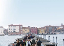 Cmentarz na wyspie, przejście po wodzie. W Wenecji mają na to patent od dwóch stuleci